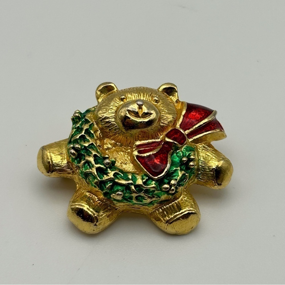 Vintage 3D Gold Tone Christmas Teddy Bear Brooch with Green Wreath and Red Bow - Picture 3 of 5